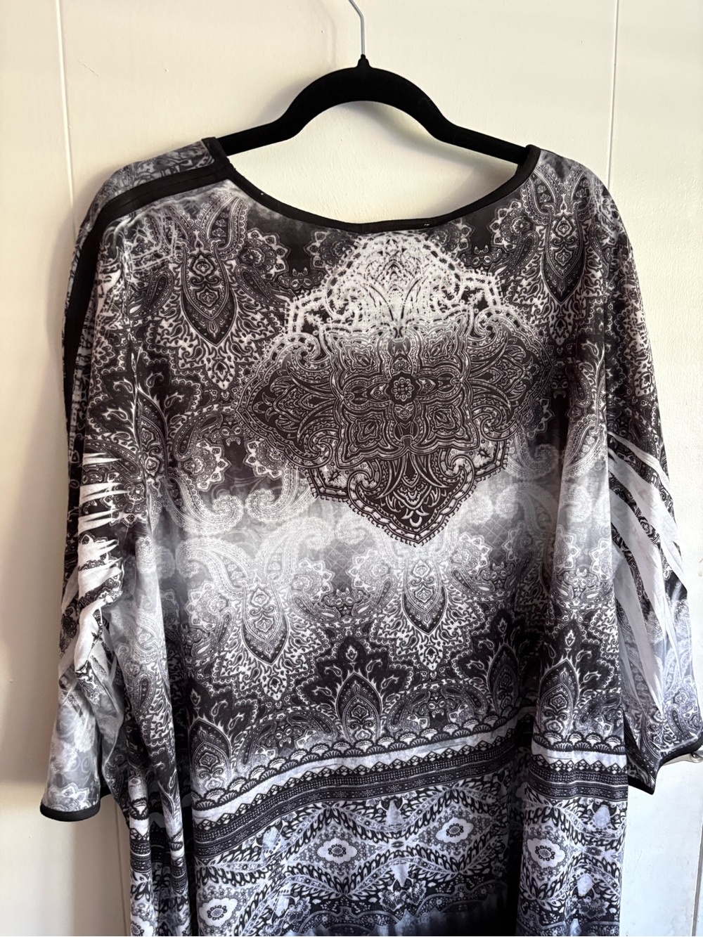 Beautiful Catherine’s Women's Black & White Paisley Print Tunic Top- size 2x - Picture 7 of 8